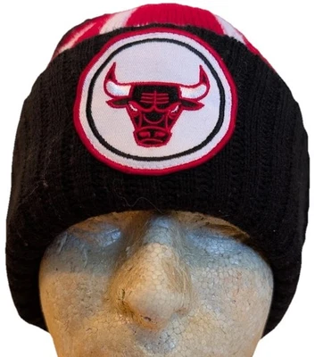 Chicago Bulls Mitchell & Ness Puño Pom Invierno Sombrero Tobogán Negro Bull Logo NBA Foto 1 de 4