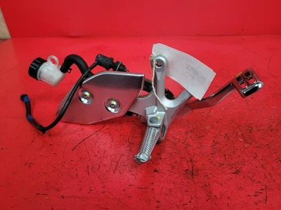 Yamaha YZF R3 2016 reposapiés delantero derecho Foto 1 de 4