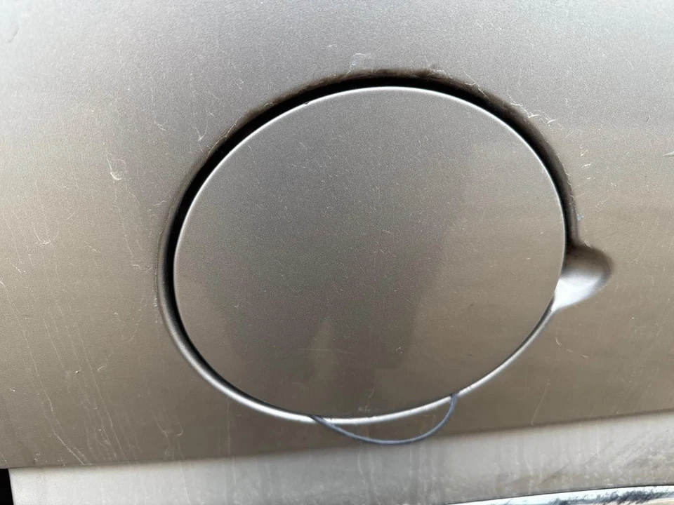 Fuel Tank Filler Gas Door GMC SIERRA 1500 99 00 01 02 03 04 05 06 07 Foto 1 de 1