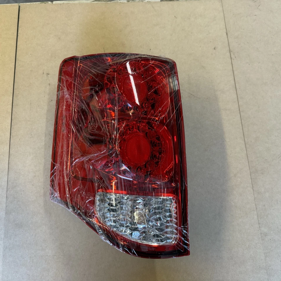 Luz trasera lateral derecha para pasajero Dodge Grand Caravan 2011-2020 OEM 05182534A Foto 1 de 4