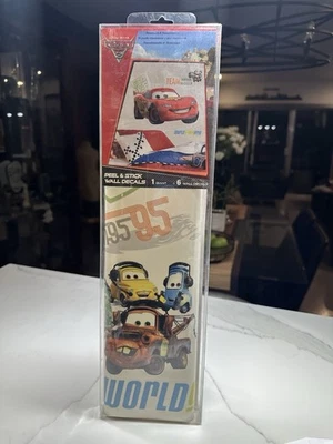 Calcomanías de pared pelar y pegar de Disney Pixar Cars 2 - 1 calcomanía gigante y 6 calcomanías de pared Foto 1 de 4