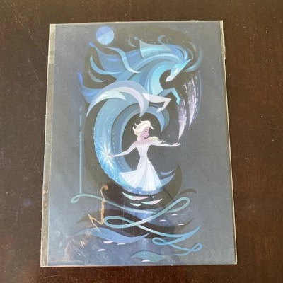 Tarjeta postal de Elsa de Nokk Frozen 2 de WonderGround Gallery de los parques de Disney por Brittney Lee Foto 1 de 4