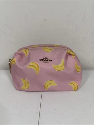 FUNDA COSMÉTICA COACH PEQUEÑA CUADRADA CON ESTAMPADO PLÁTANO COLOR ROSA ESTILO 2020 Foto 1 de 4