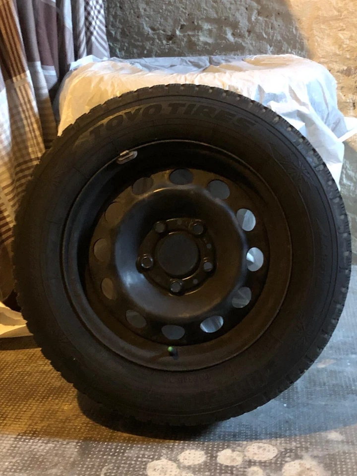 15 Zoll Felgen mit Toyo Reifen und BMW Radkappen - Bild 1 von 4