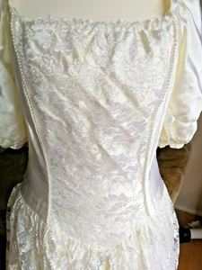Stunning Ivory Wedding Dress with white lace & beaded trim 32 in bust 30in waist - Picture 1 of 6