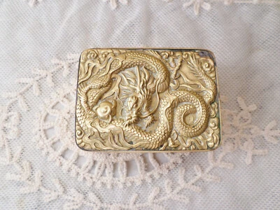 Antigua caja de baratijas victoriana ornamentada de latón fino diseño dragón 3 x 2,25 Foto 1 de 4