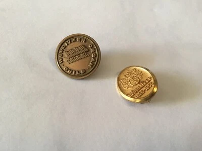 2 PINS DE SERVICIO DE ÓRGANO WURLITZER DE COLECCIÓN 100 AÑOS 1876-1976 Y GREMIO DE ÓRGANOS WURLITZER Foto 1 de 3
