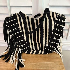Bolso de borla tejido negro y crema - Imagen 1 de 5