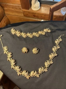 Vintage Crown Trifari Goldtone Leaf Necklace Bracelet & Clip Earrings Set - Picture 1 of 8