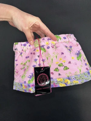 Falda rosa con estampado de flores Versace joven para niñas talla 6M Foto 1 de 4