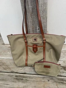Bolso de Hombro Dooney & Bourke Wayfarer Todo Clima Oliva con Llavero Bolso para Monedas - Imagen 1 de 12