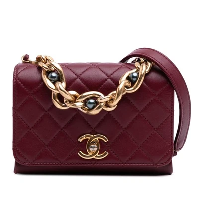 Autenticada Chanel Acolchada Piel de becerro Perla Joya Cadena Solapa Roja Foto 1 de 4