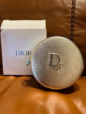 Estuche cosmético Dior plateado redondo de cuero novedad limitada auténtico usado FS Foto 1 de 4