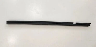 Vedação interna de cinto para janela traseira direita Chrysler 200 Touring fabricante de equipamento original 2011-2014 - Imagem 1 de 4