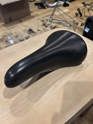 VETTA - Sillín de bicicleta negro. Hecho en Italia. Cuero negro Foto 1 de 4