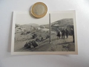 Foto Griechenland Straße von Ismia gefangene Griechen bei einer Rast Fahrzeuge - Bild 1 von 2