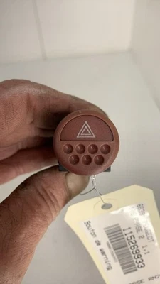 Bouton de warning PEUGEOT 106 PHASE 2 6552VN - Photo 1/4