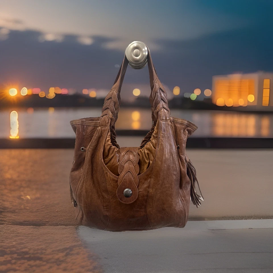 Bolso de hombro Junior Drake de cuero marrón con flecos laterales Foto 1 de 4