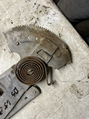 Regulador de ventana de puerta Plymouth Barracuda DS 1965-66 Foto 1 de 4