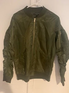 Chaqueta Bomber Jay Walker Olive Cremallera Talla Sm-6" Cremallera Dorada y Bolsillo Manga Izquierda - Imagen 1 de 3