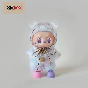Handgefertigtes Labubu 1.-3. Gen (17 cm) Regenmantel & Schuhe Set - rosa/lila ohne Puppe - Bild 1 von 5