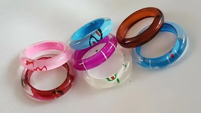 2 Vintage L 52mm LUCITE Resin Acrylic Mix Design Narrow Band Ring Colour Choice Foto 1 de 4