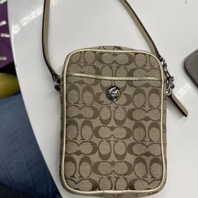 Esta es una bolsa para cámara Coach Mini Jamie en estuche de lona exclusivo.  Foto 1 de 4