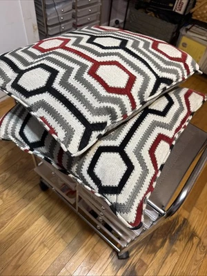 双抛枕头 - 灰色 带黑色勃艮第飞溅 18 X 18 填充 — 第 1/3 张图片