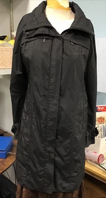 Chaqueta gabardina de lluvia con cinturón de nailon negra para mujer Cole Haan talla pequeña Foto 1 de 4