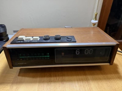 Reloj despertador abatible vintage Sanyo AM/FM 1OFA-T40W-Radio funciona, el reloj no funciona” Foto 1 de 4