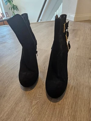 Media bota de gamuza negra Madeline Girl tacón de 4 pulgadas Foto 1 de 4