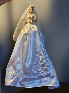 Muñeca Coleccionista Expositora Colgante con Pelo Rubio Muñeca Novia 16" Alto - Imagen 1 de 5