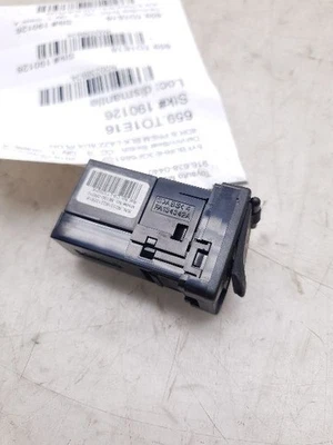 2016 TOYOTA COROLLA S-PREMIUM USB/AUX PORT  - Image 1 of 4