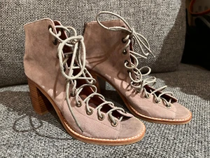 Jeffrey Campbell Cors Taupe Suede Peep Toe Booties w/ Chunky Heel - Women's sz 7 - Picture 1 of 12