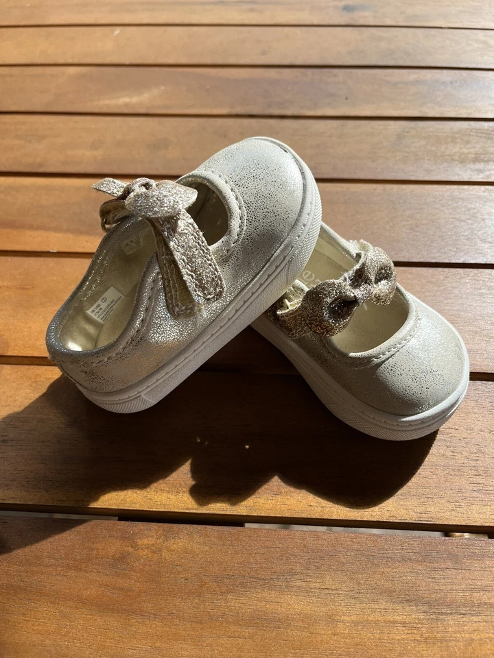 Zapatos de vestir Carter’s para niñas pequeñas dorados metálicos brillo pajarita talla 3 Foto 1 de 4