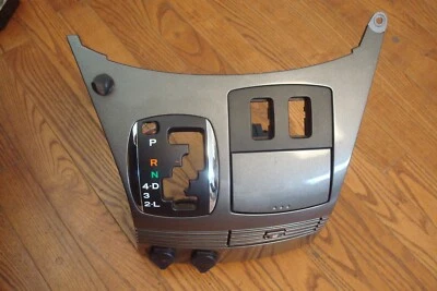 Держатель подстаканника с ободком переключателя центральной консоли 2004-2010 TOYOTA SIENNA серебристый  - Изображение 1 из 4