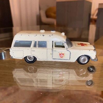 Matchbox King Size No.K 6 Mercedes Binz Ambulanz ohne Trage und Patient ohne OVP - Bild 1 von 4