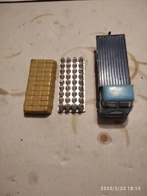 CORGI- 1/43- CAMION ERF - DOPPIA POSSIBILITA' DI CARICO: LATTE O CEMENTO - Immagine 1 di 4