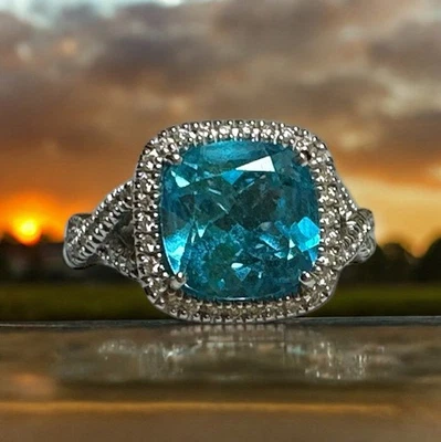 Anillo con halo de diamantes topacio azul Londres oro blanco 14kt talla 7 Foto 1 de 4