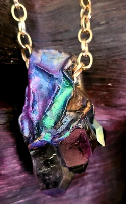 Colgante Titanio Cuarzo Esculpido Tono Joya con Cadena Tono Dorado - Mina McEarl Foto 1 de 4