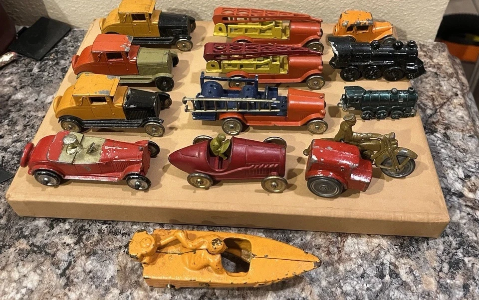 Lote de varios vehículos antiguos de preguerra Tootsietoy y Hubley Foto 1 de 4