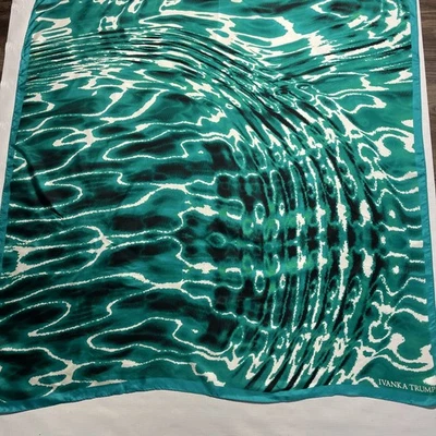 Cachecol feminino Ivanka Trump cores verde-azulado respingo 100% seda quadrado 35” novo com etiquetas - Imagem 1 de 4