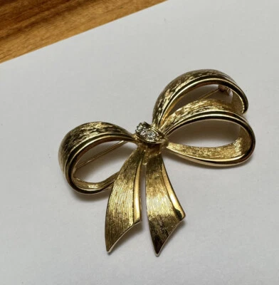 全新无标签签名雅芳水钻蝴蝶结丝带形状胸针 — 第 1/4 张图片