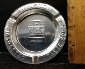 Cenicero publicitario vintage usado de metal Winston para cigarrillos sabe bien B4-2A-E - Imagen 1 de 4