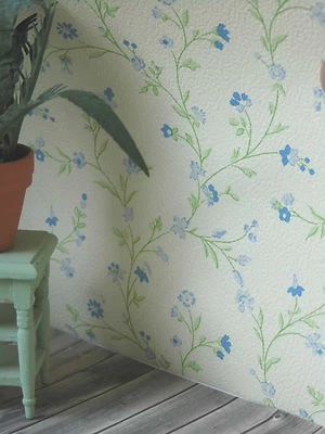 Blumenranken-TAPETE 53 x30 cm,blau grün Ranken auf hellcreme,Puppenstube  - Bild 1 von 2