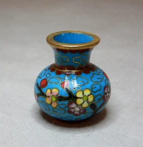 VINTAGE TINY MINIATURE CHINESE ENAMEL AND BRASS CLOISONNE VASE 2.5cm HIGH - Picture 1 of 5