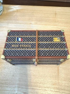 LOUIS VUITTON M99408 Monograma Novedad Miss Francia Baúl Decoración Pisapapeles - Imagen 1 de 4