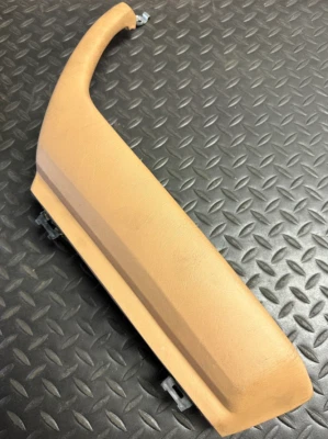 Reposabrazos puerta derecha OEM MERCEDES-BENZ - 124-970-02-01-8320 - para MBZ 86-95 Foto 1 de 4