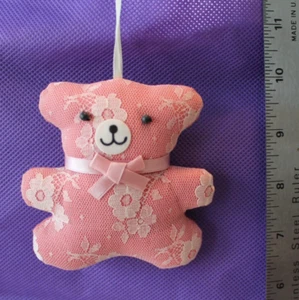 Adorno de oso de peluche cubierto de encaje vintage - Imagen 1 de 2