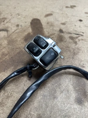 Interruptores de control para mano derecha Harley Dyna OEM - retirados de 2006 FXDLI Foto 1 de 4